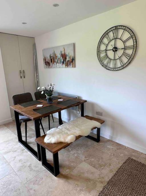 סטיינינג Beautiful Cabin With Pond View מראה חיצוני תמונה