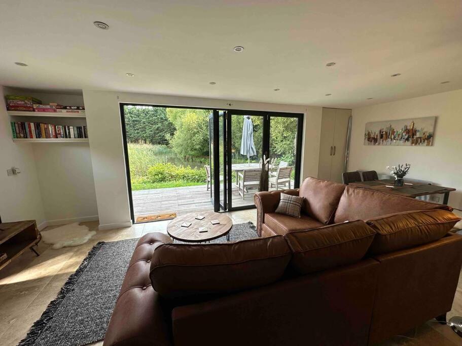 סטיינינג Beautiful Cabin With Pond View מראה חיצוני תמונה