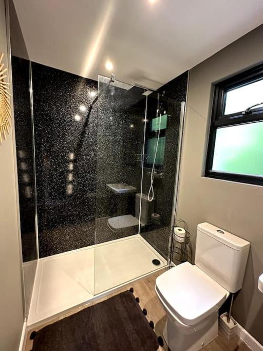 סטיינינג Beautiful Cabin With Pond View מראה חיצוני תמונה