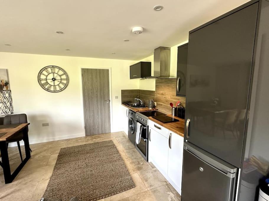 סטיינינג Beautiful Cabin With Pond View מראה חיצוני תמונה